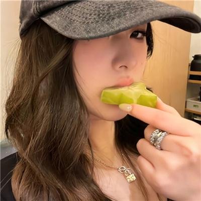 华颐：吞噬怪物的孩子 海报